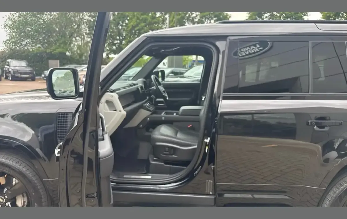 Used Land Rover Defender HSE Dynamic 300 HP (220 kW) 2023 Black SUV