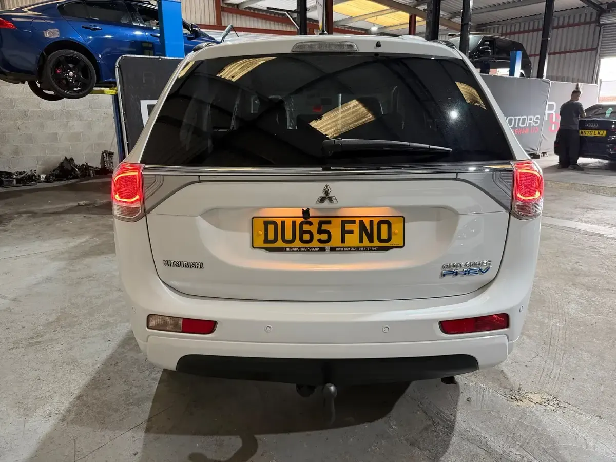 Used Mitsubishi Outlander P-HEV 200 HP (147 kW) 2015 White Estate