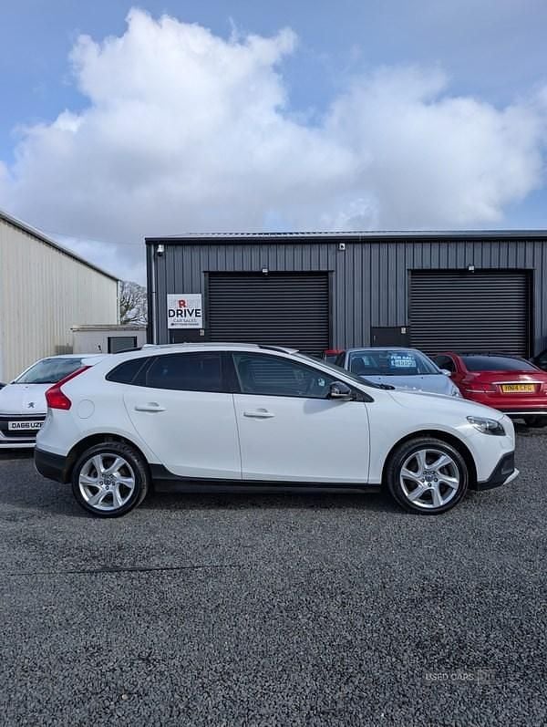 Used Volvo V40 2013 White Hatchback