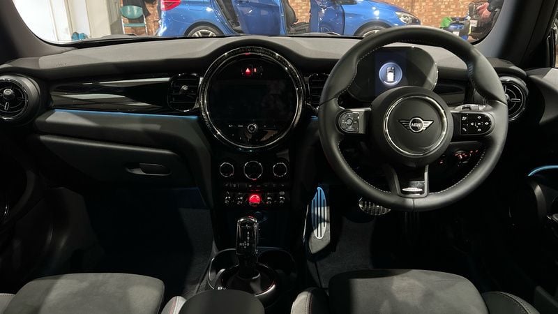 Second-hand Mini Cooper Sport 136 CP (100 kW) 2023 Roșu Hatchback