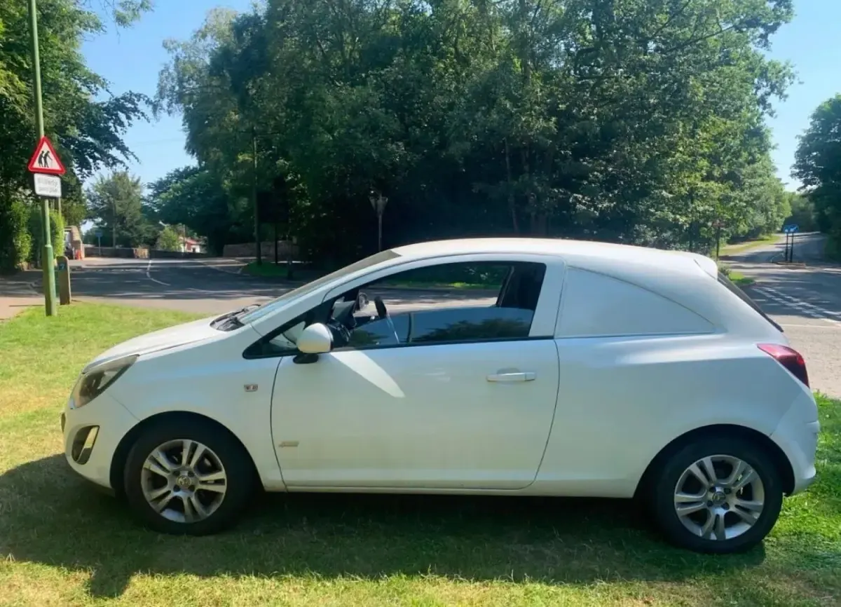 Used Vauxhall Corsa Sportive 95 HP (69 kW) 2014 White Hatchback