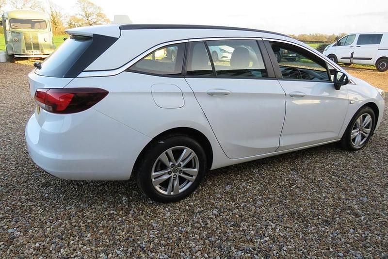 Used Vauxhall Astra 2018 White Estate