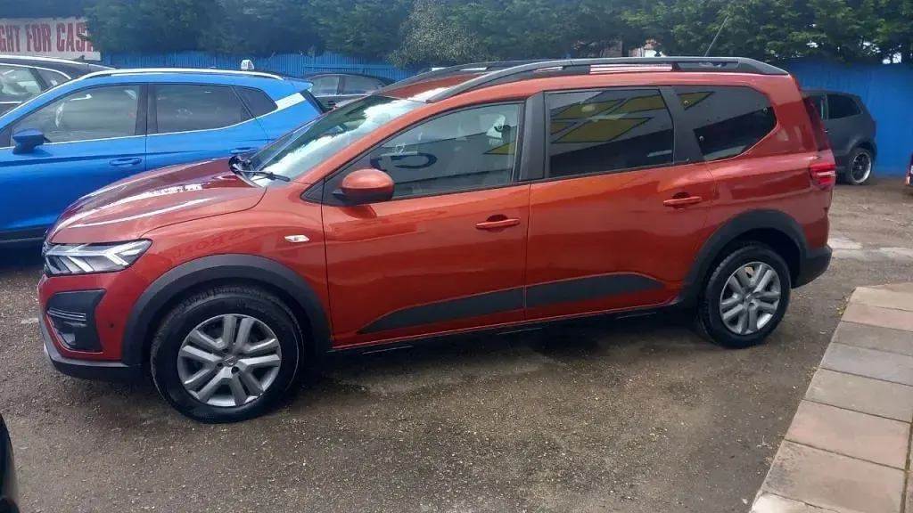 Usado Dacia Jogger Comfort 110 CV (80 kW) 2022 Marrón Monovolumen