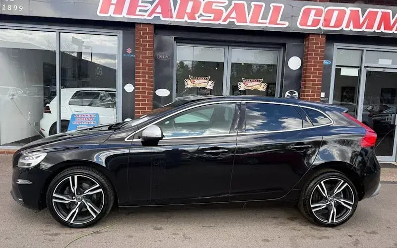 Używany Volvo V40 R-Design Pro 122 KM (89 kW) 2018 Czarny Hatchback