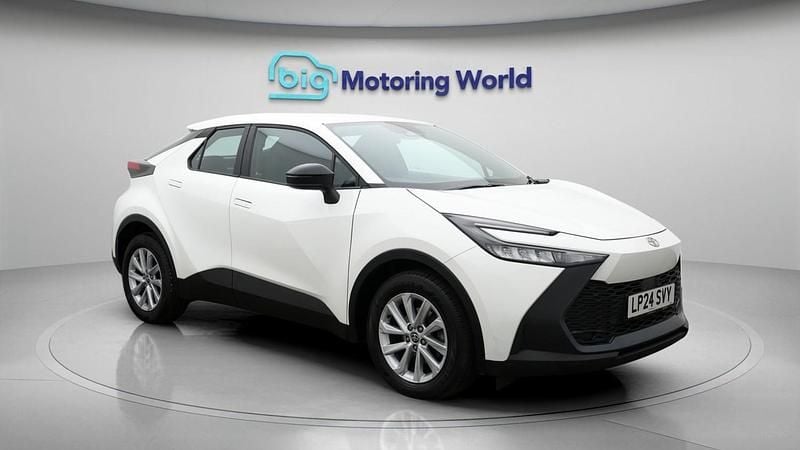 Used Toyota C-HR 138 HP (101 kW) 2024 White SUV