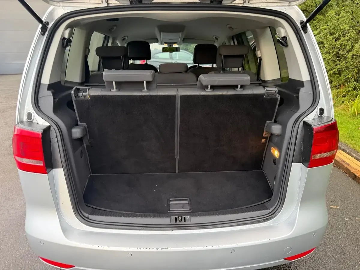 Used VW Touran SE 140 HP (102 kW) 2014 Silver MPV