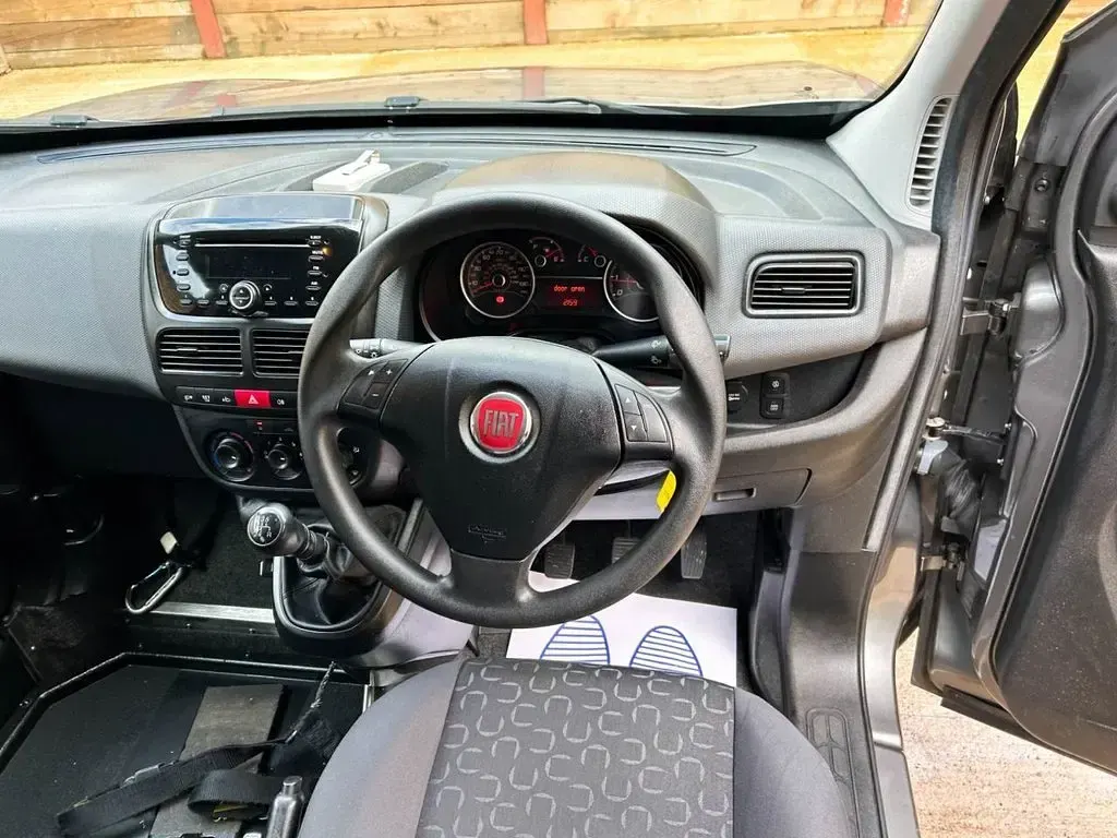 Begagnad Fiat Doblò Easy 95 HK (69 kW) 2018 Grå Minibuss
