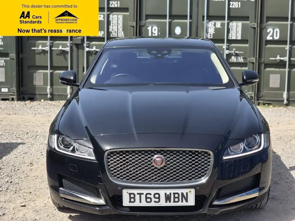 Begagnad Jaguar XF Portfolio 163 HK (119 kW) 2019 Svart Sedan