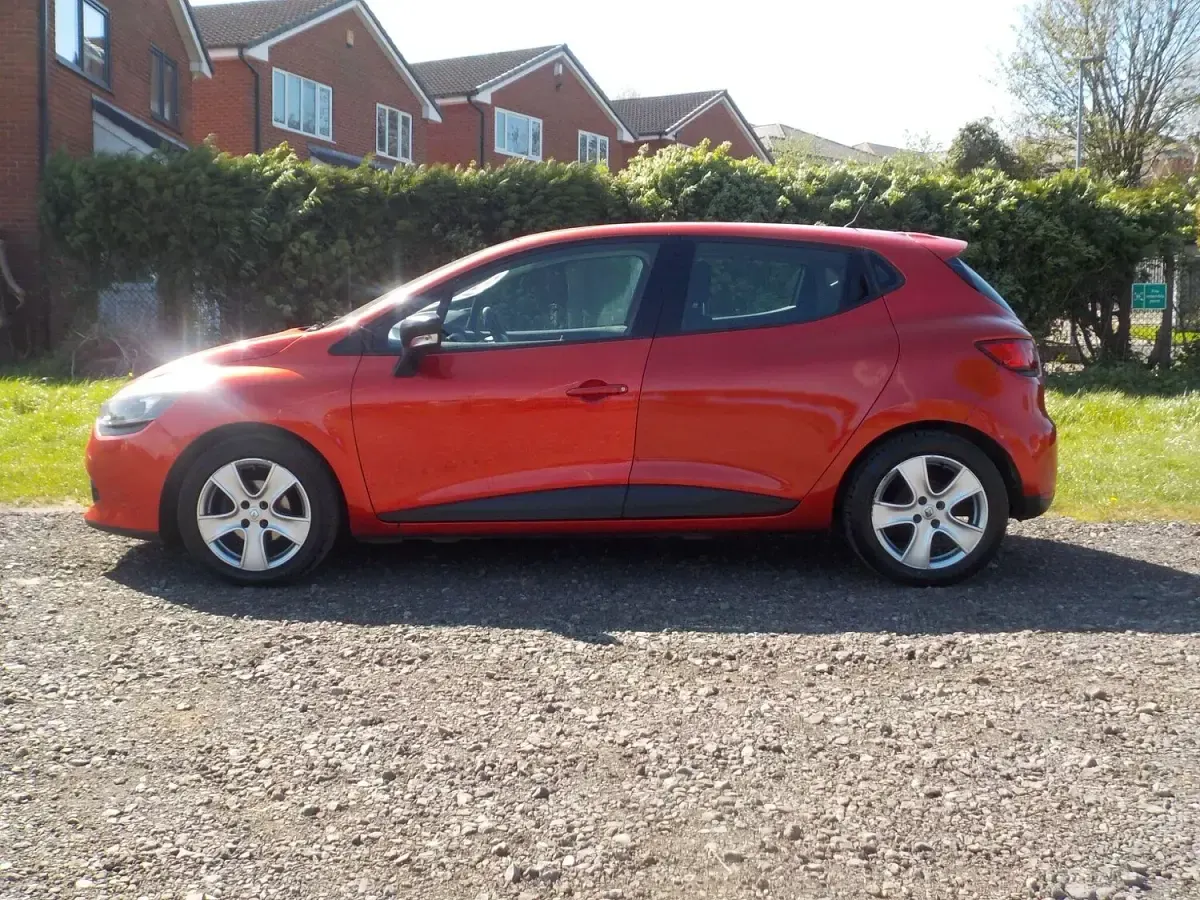 Used Renault Clio IV Play 90 HP (66 kW) 2015 Red Hatchback
