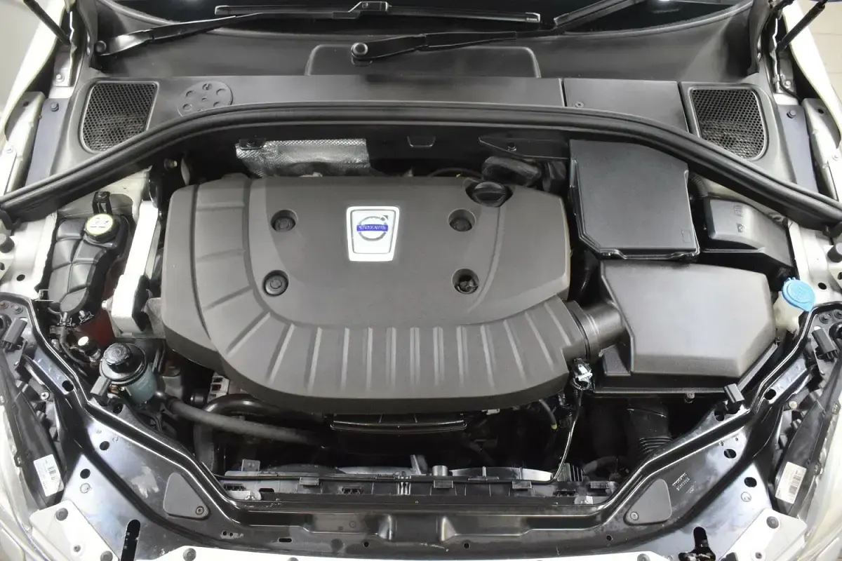 Used Volvo XC60 R-Design 215 HP (158 kW) 2013 White SUV
