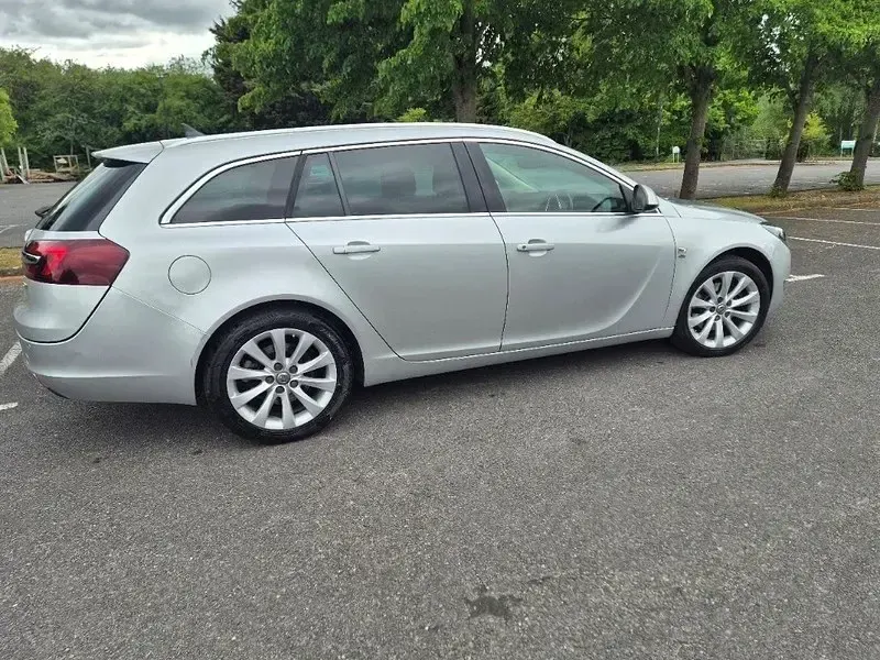Usado Vauxhall Insignia Elite 163 CV (119 kW) 2015 Plateado Familiar