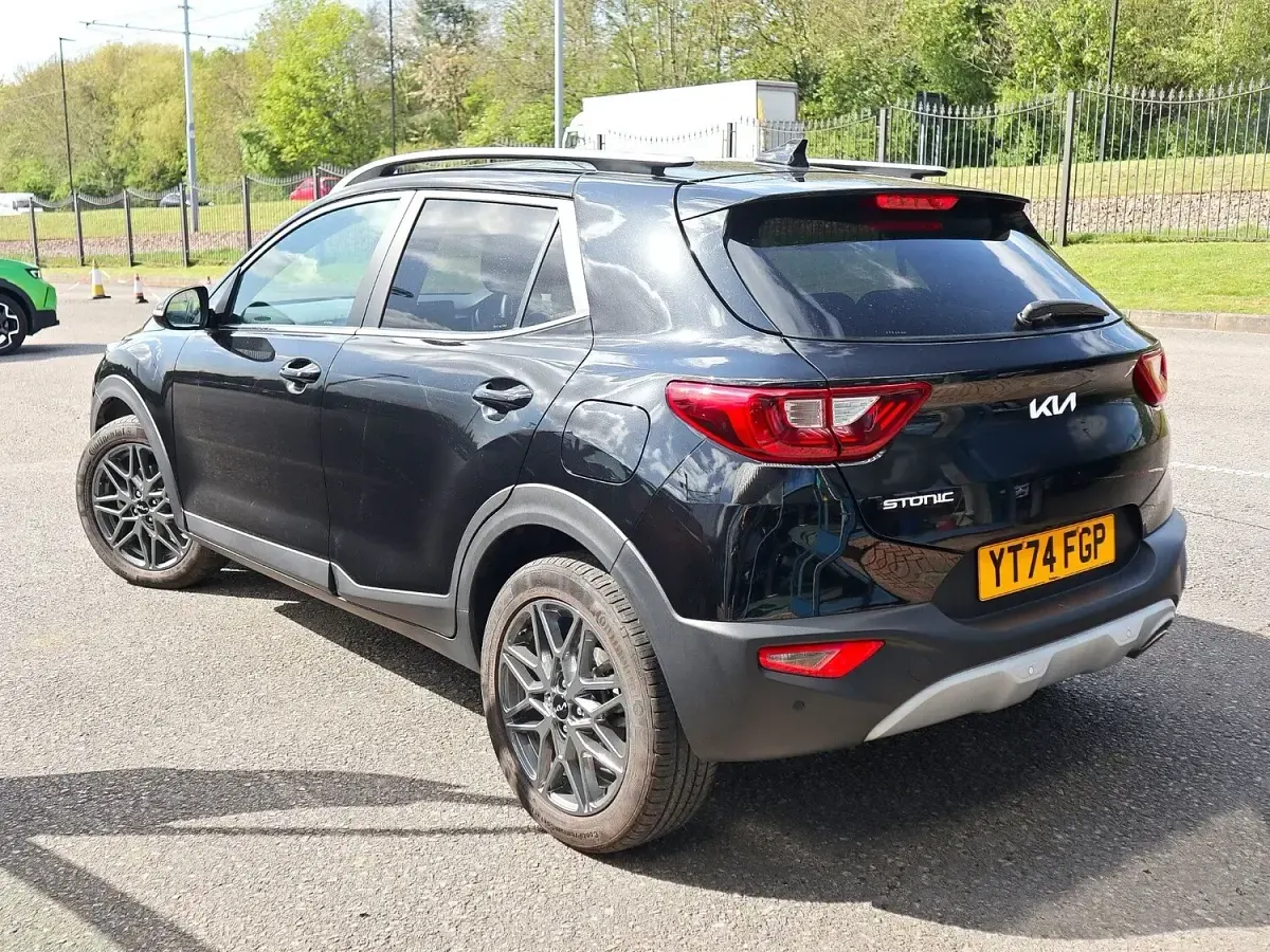 Usado Kia Stonic 100 CV (73 kW) 2024 Negro SUV