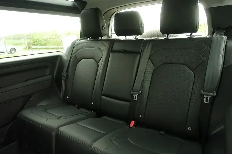 Używany Land Rover Defender S 350 KM (257 kW) 2025 Biały SUV