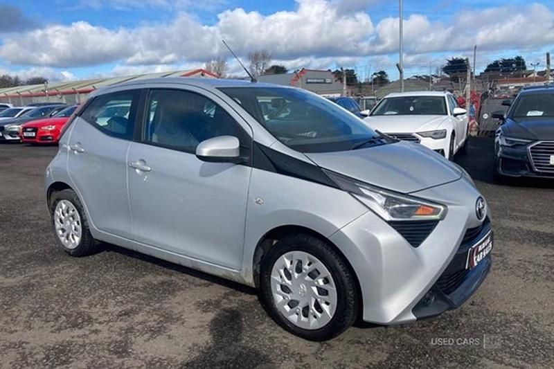 Usado Toyota Aygo X-play 2022 Prateado Citadino
