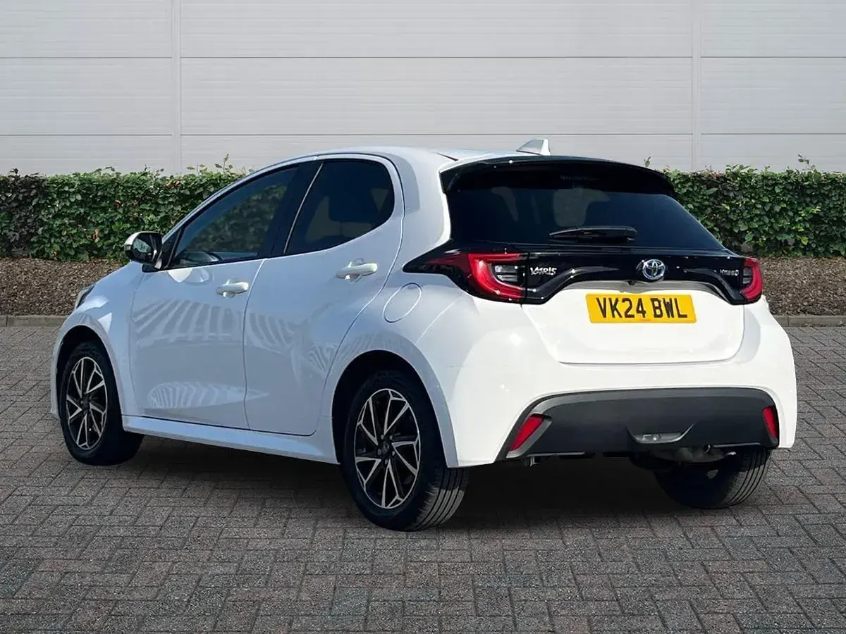 Used Toyota Yaris Design 116 HP (85 kW) 2024 White Hatchback