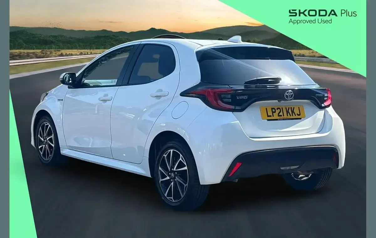 Used Toyota Yaris Design 116 HP (85 kW) 2021 White Hatchback