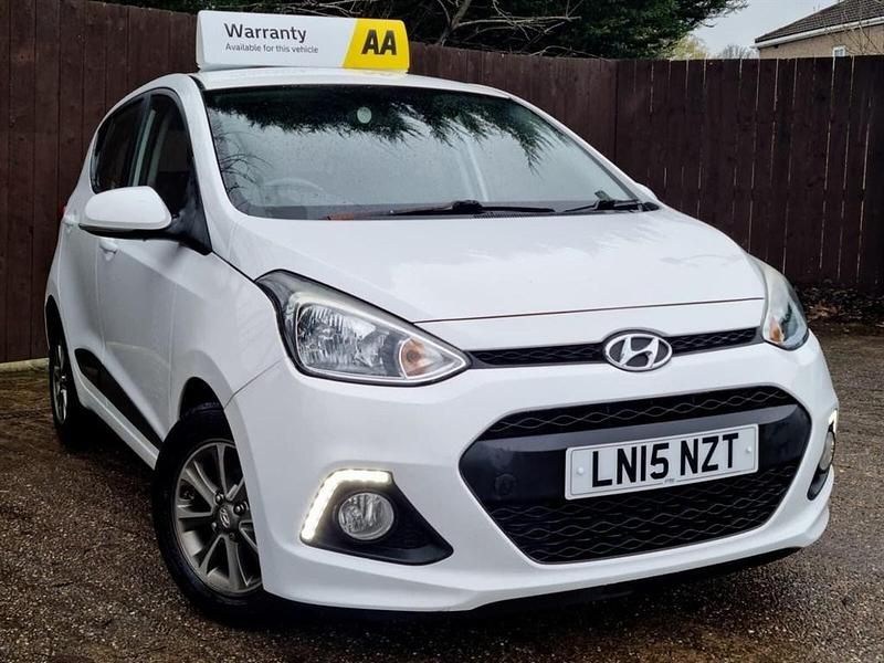 Used Hyundai i10 Premium 66 HP (48 kW) 2015 White Hatchback