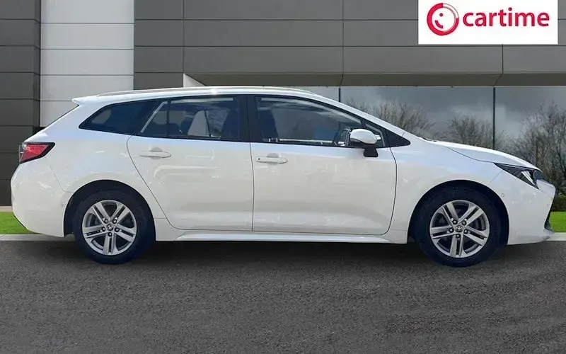 Used Toyota Corolla 122 HP (89 kW) 2022 White Estate