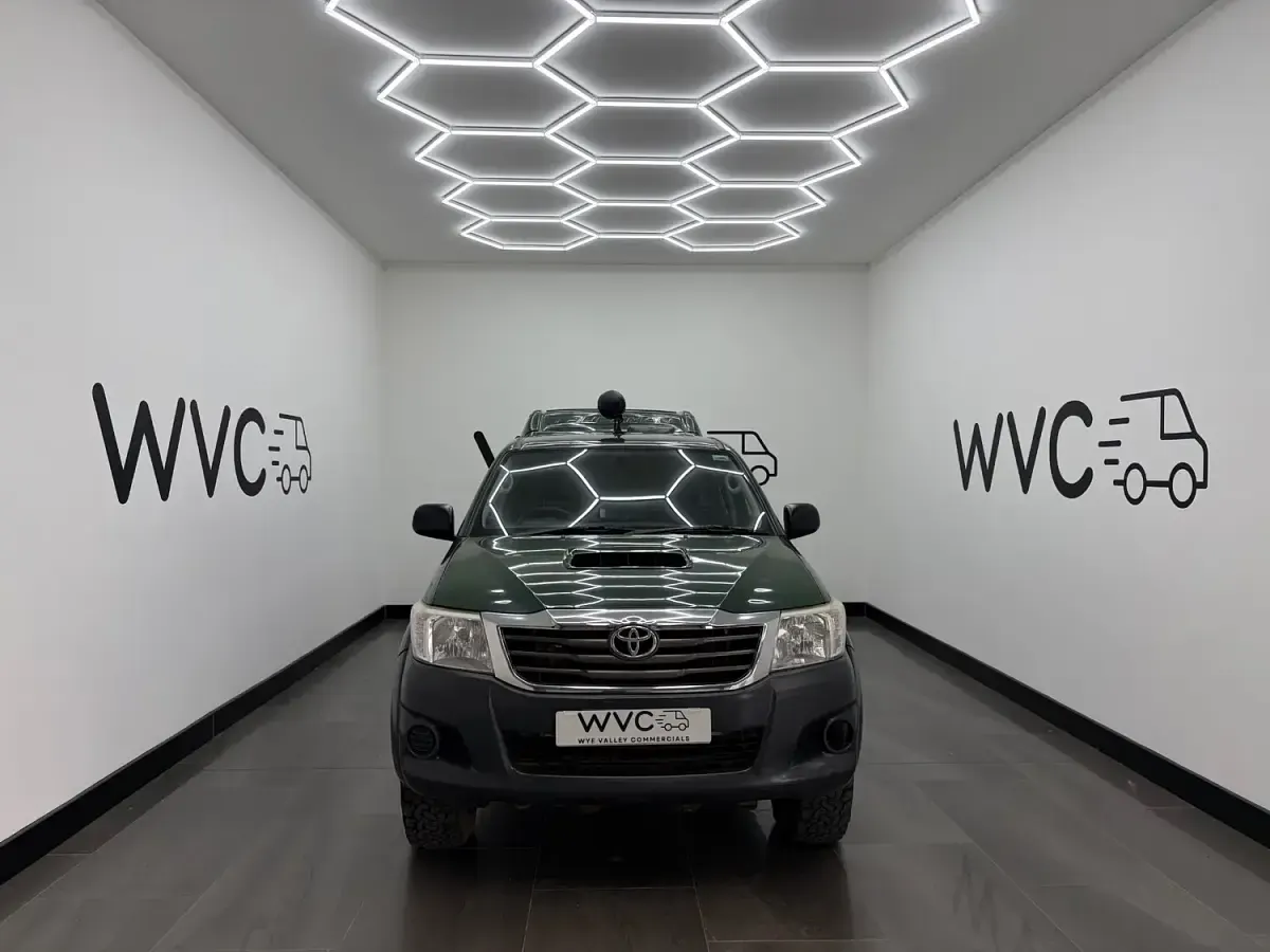 Used Toyota HiLux Active 144 HP (105 kW) 2015 Green Pickup