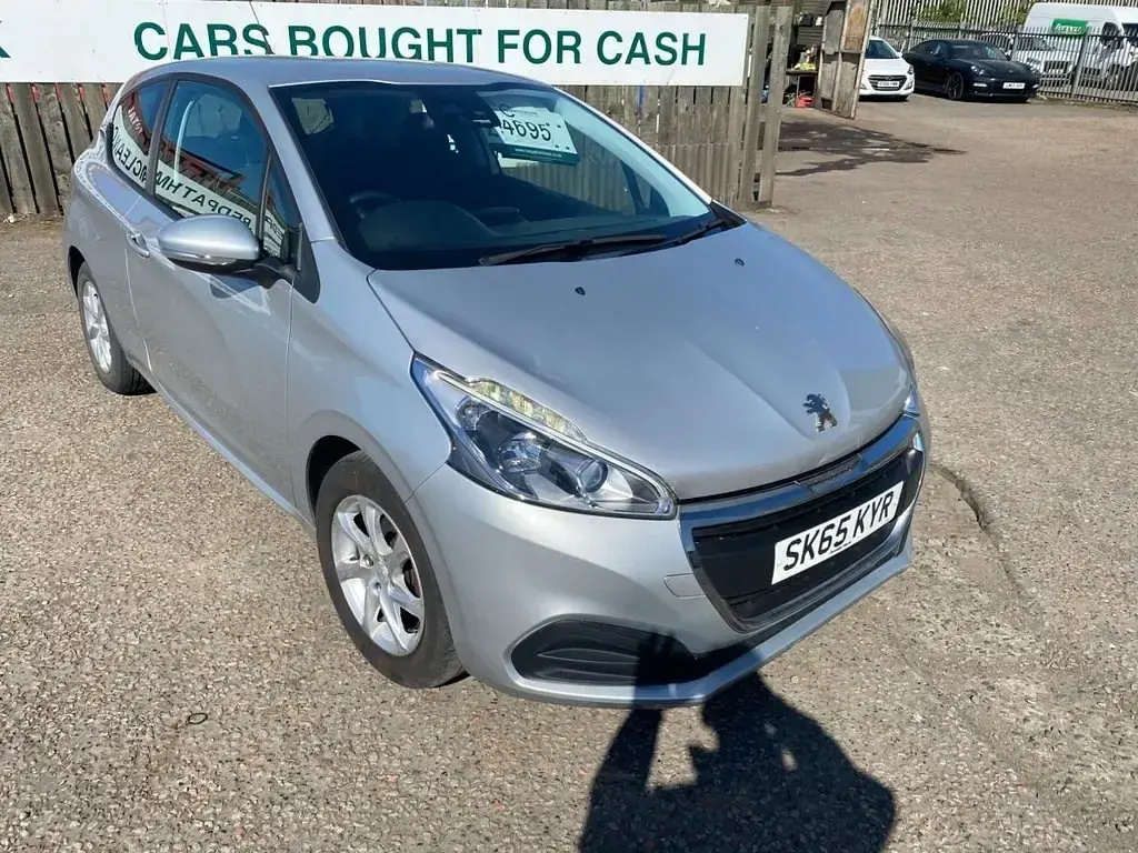 Używany Peugeot 208 Active 68 KM (50 kW) 2015 Srebrny Hatchback