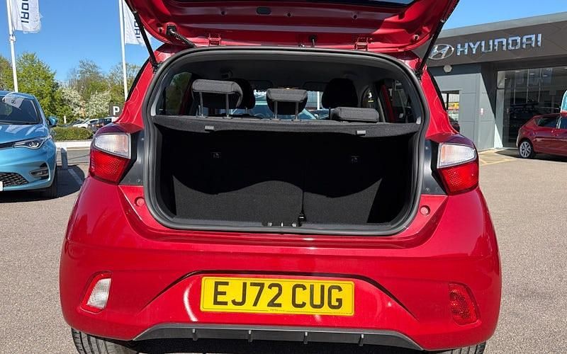 Usado Hyundai i10 Premium 84 CV (61 kW) 2023 Rojo Utilitario