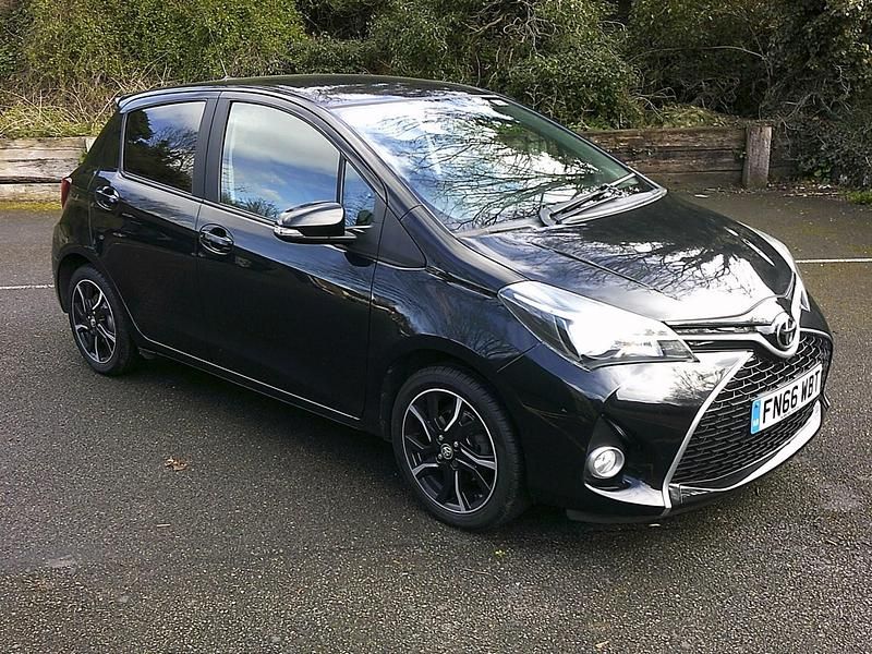 Used Toyota Yaris Design 99 HP (72 kW) 2016 Black Hatchback