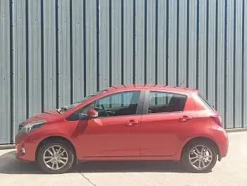 Used Toyota Yaris 99 HP (72 kW) 2015 Red Hatchback