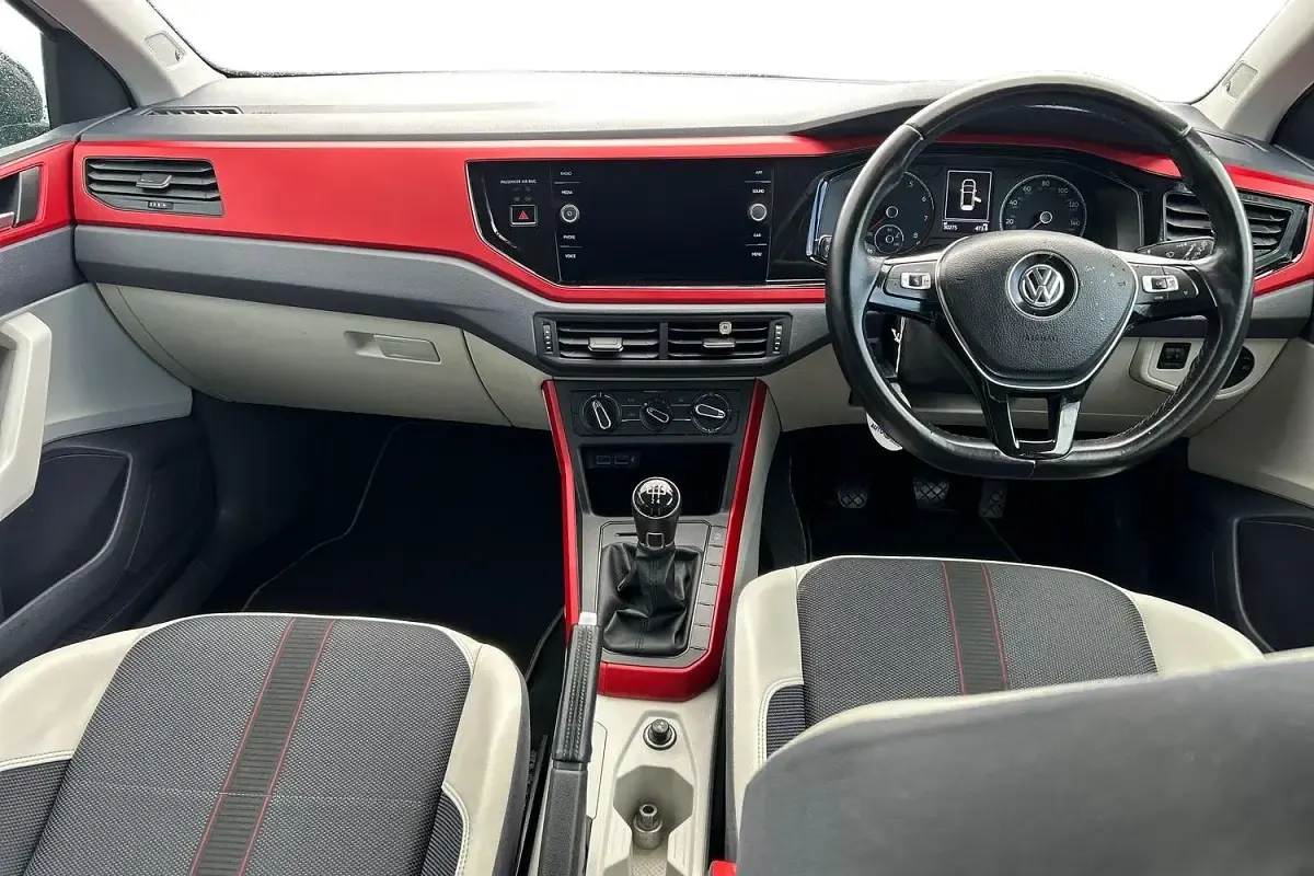 Begagnad VW Polo Beats 80 HK (58 kW) 2020 Silver Halvkombi