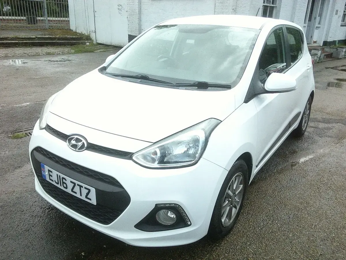 Used Hyundai i10 Premium 67 HP (49 kW) 2016 White Hatchback