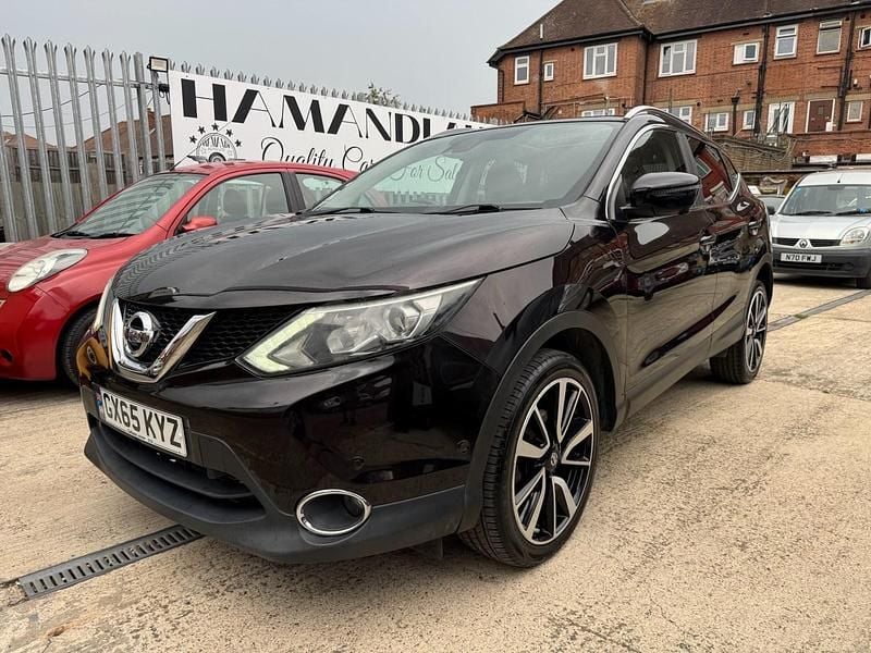 Black Used 2015 Nissan Qashqai Tekna SUV | £9,795 (Good price) - Image 1/4