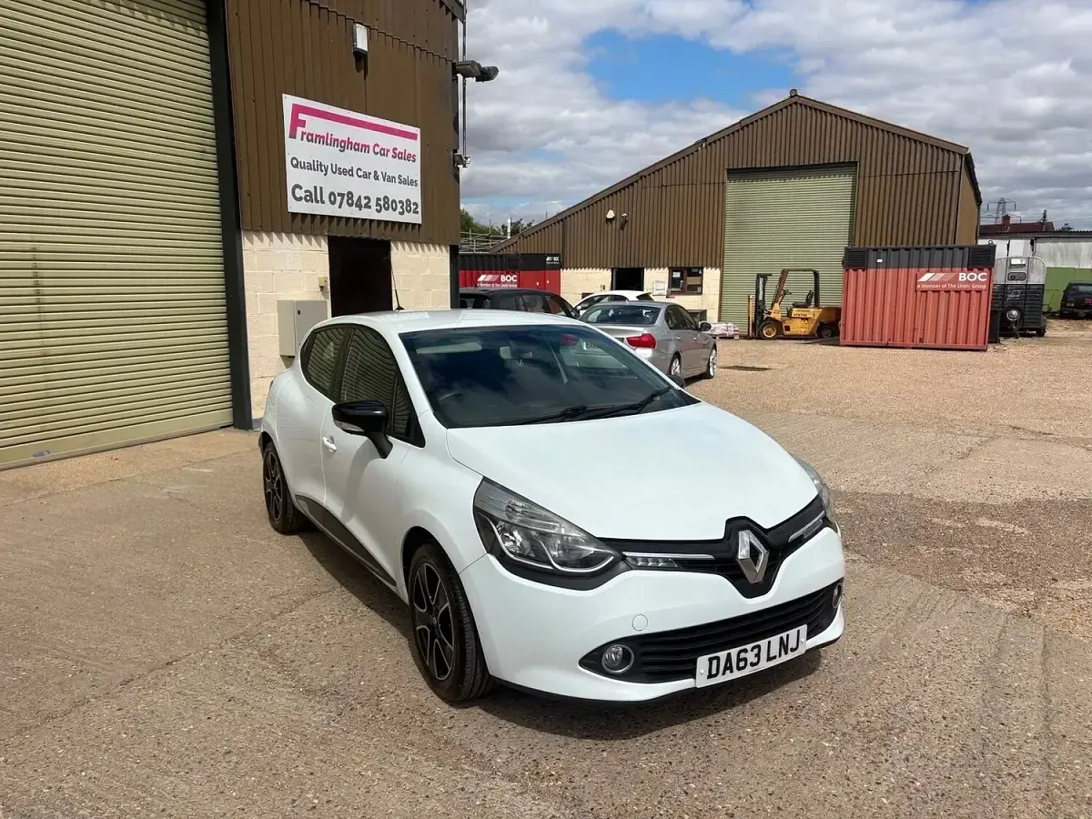Used Renault Clio Dynamique 75 HP (55 kW) 2013 White Hatchback