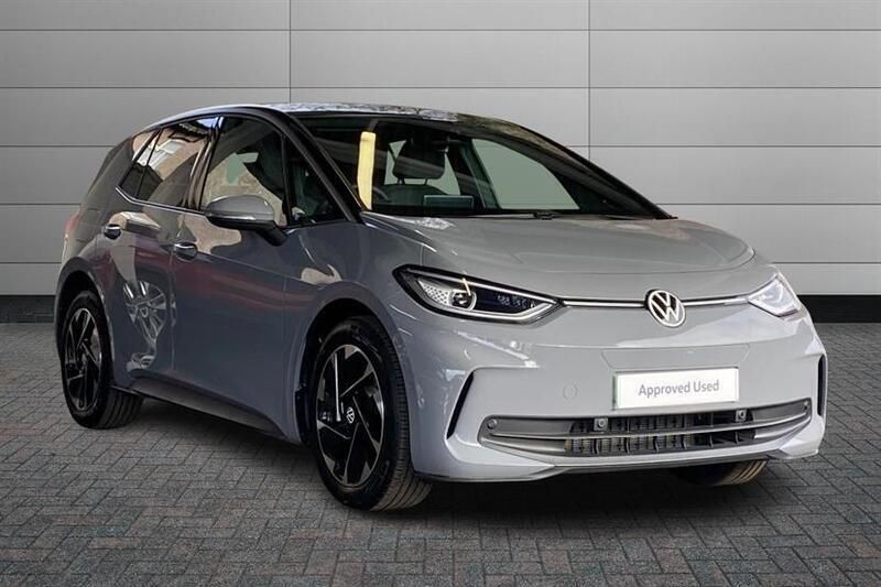 Moonstone grey with black roof Used 2025 VW ID.3 Pro Hatchback | £26,995 (Fair price) - Image 1/4