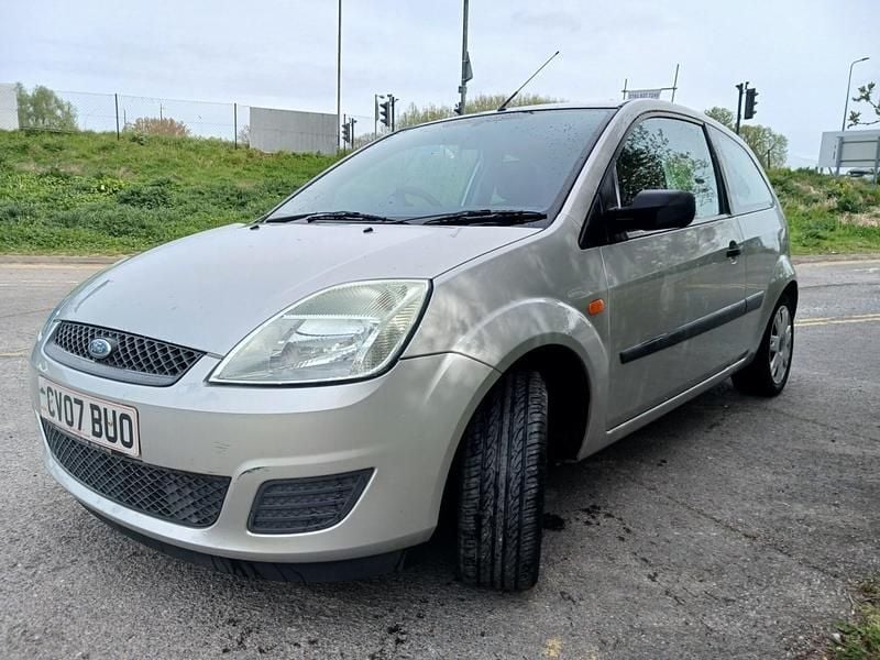 Usado Ford Fiesta Style 75 HP (55 kW) 2007 Prateado Citadino