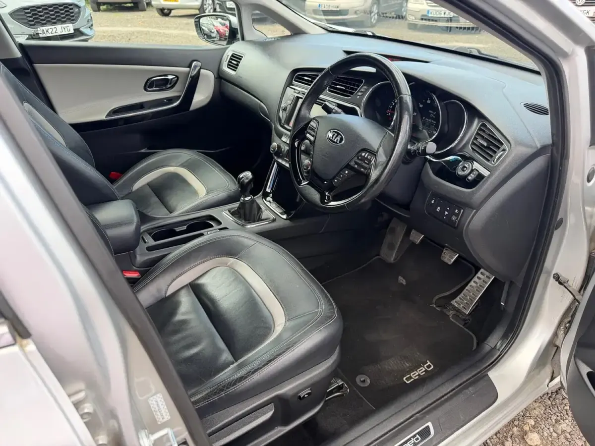 Used Kia Ceed 128 HP (94 kW) 2013 Silver Hatchback