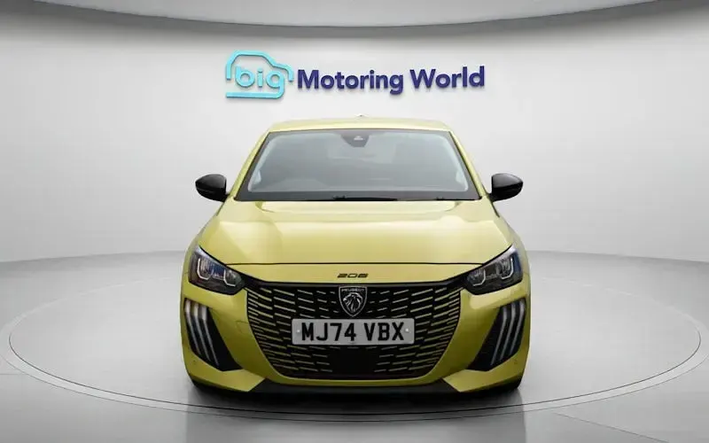 Used Peugeot 208 Allure 101 HP (74 kW) 2024 Yellow Hatchback