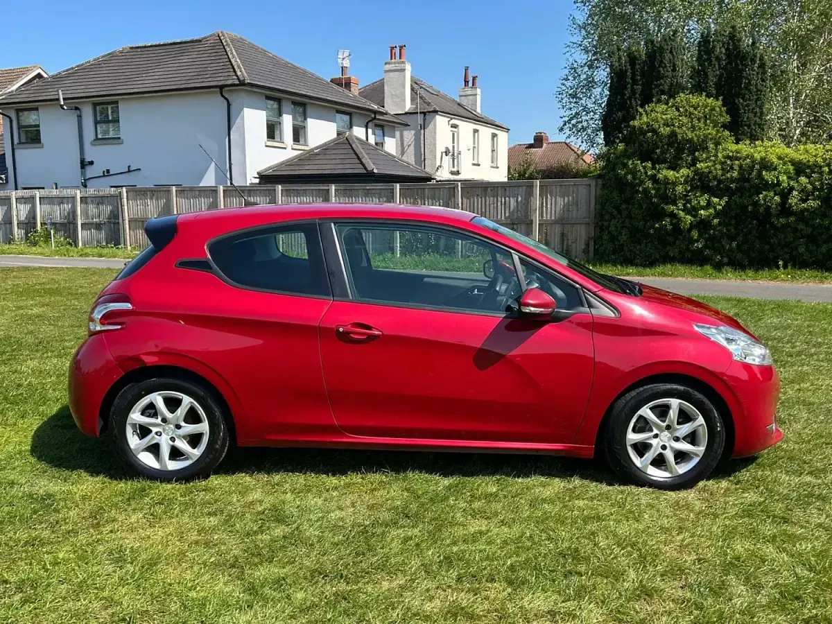 Używany Peugeot 208 Active 2015 Czerwony Hatchback