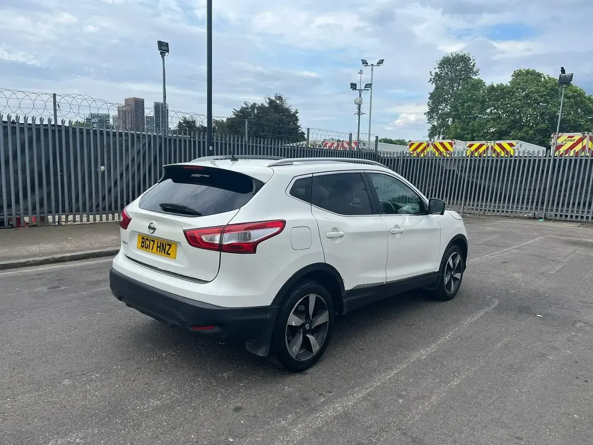 Used Nissan Qashqai N-Connecta 2017 White SUV