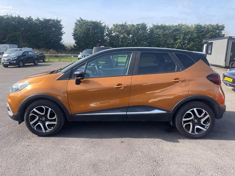 Used Renault Captur Iconic 90 HP (66 kW) 2018 Orange SUV