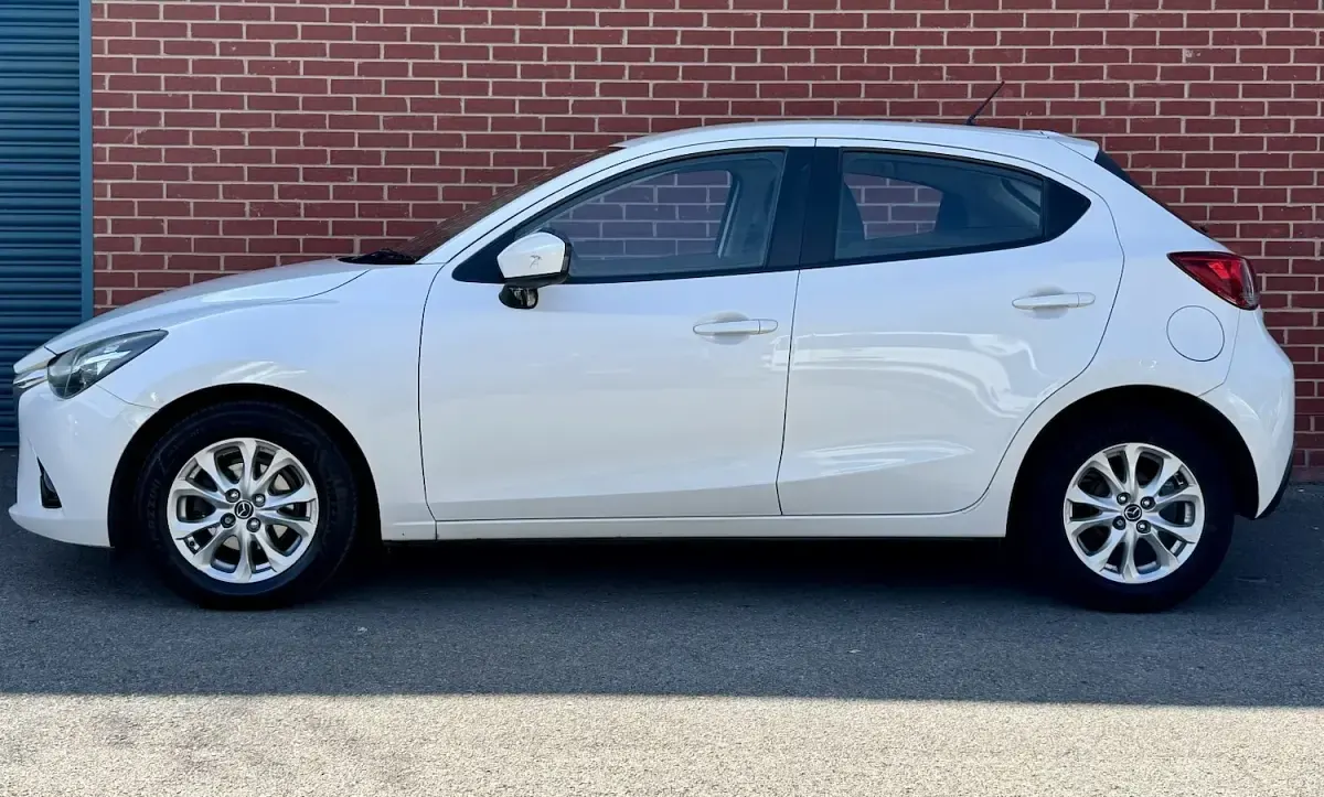 Used Mazda 2 90 HP (66 kW) 2015 White Hatchback