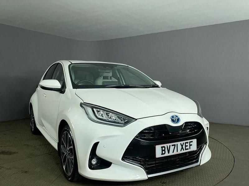 Used Toyota Yaris Hybrid 116 HP (85 kW) 2021 White Hatchback