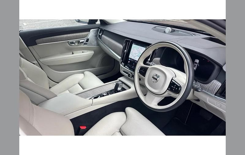 Second-hand Volvo V90 Ultimate 250 CP (183 kW) 2023 Negru Break