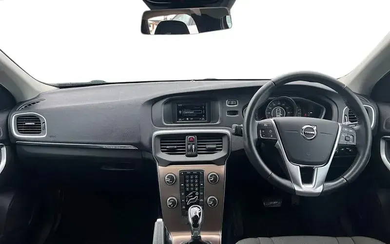 Used Volvo V40 152 HP (111 kW) 2019 Hatchback