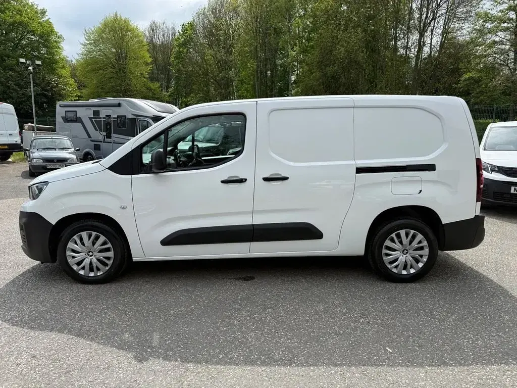 Used Peugeot Partner 131 HP (96 kW) 2021 White MPV