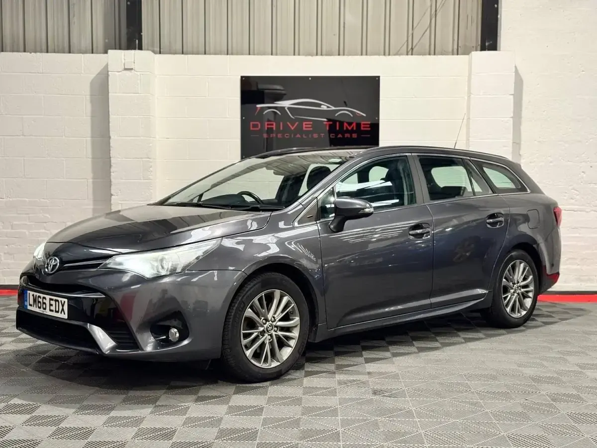 Used Toyota Avensis Business Edition 143 HP (105 kW) 2016 Grey Estate