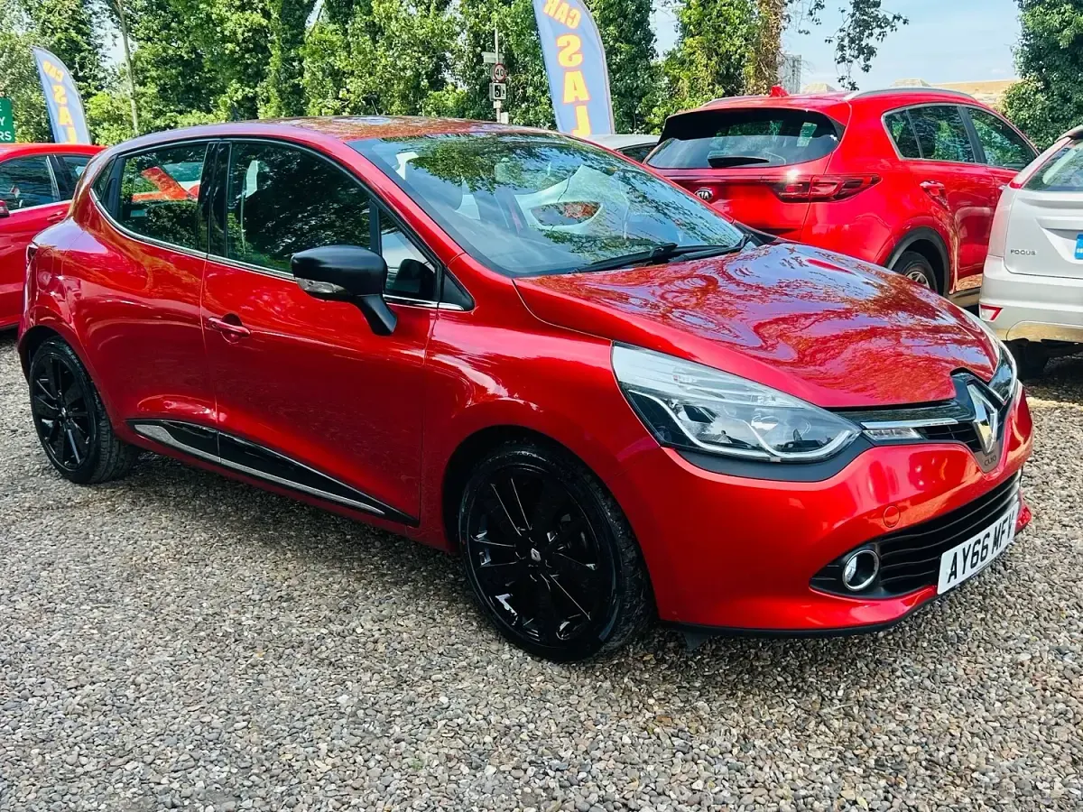 Used Renault Clio Dynamique 90 HP (66 kW) 2016 Red Hatchback