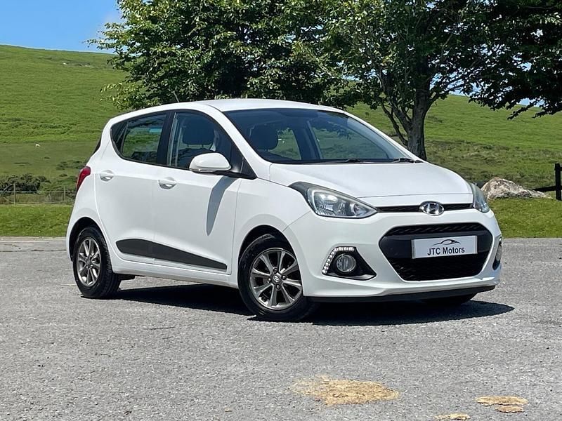 White Used 2015 Hyundai i10 Premium Hatchback | £5,495 (A bit pricey) - Image 1/4
