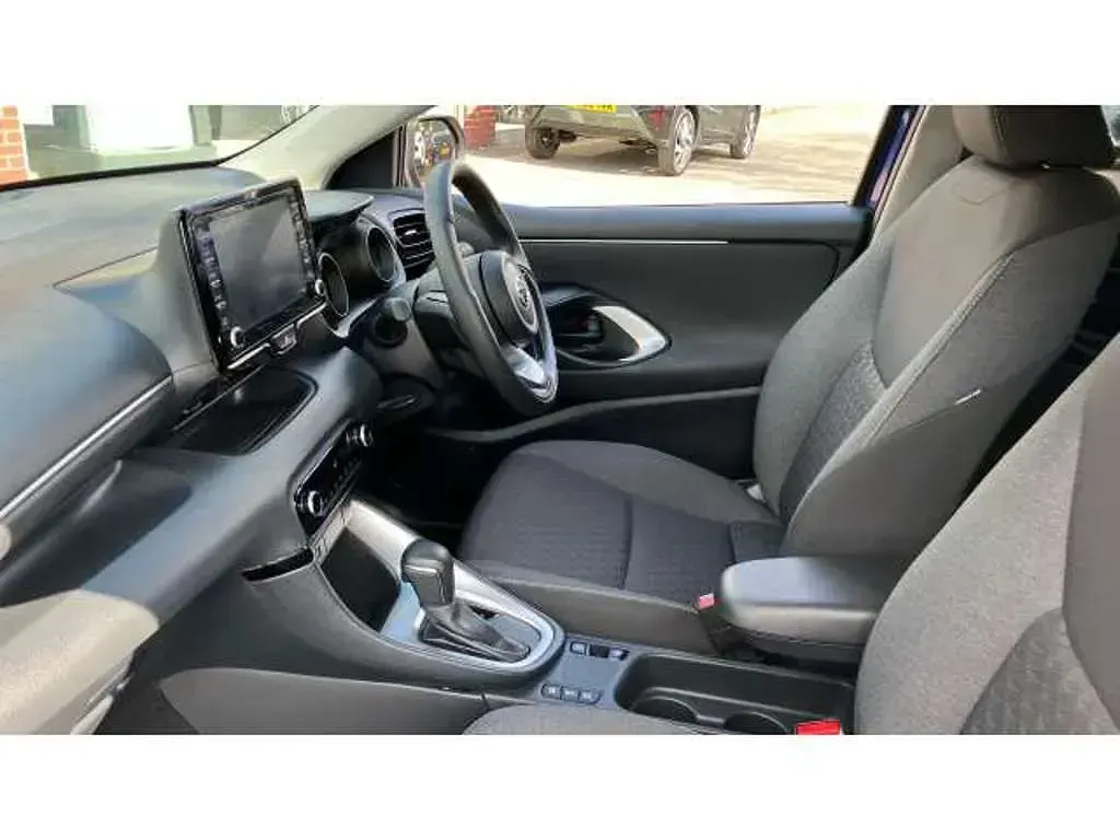 Used Toyota Yaris Hybrid Design 113 HP (83 kW) 2023 Blue Hatchback