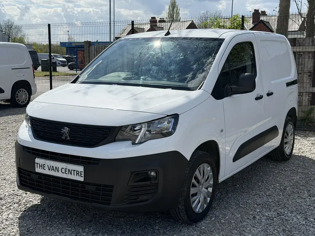 Begagnad Peugeot Partner Premium 131 HK (96 kW) 2021 Vit Minibuss