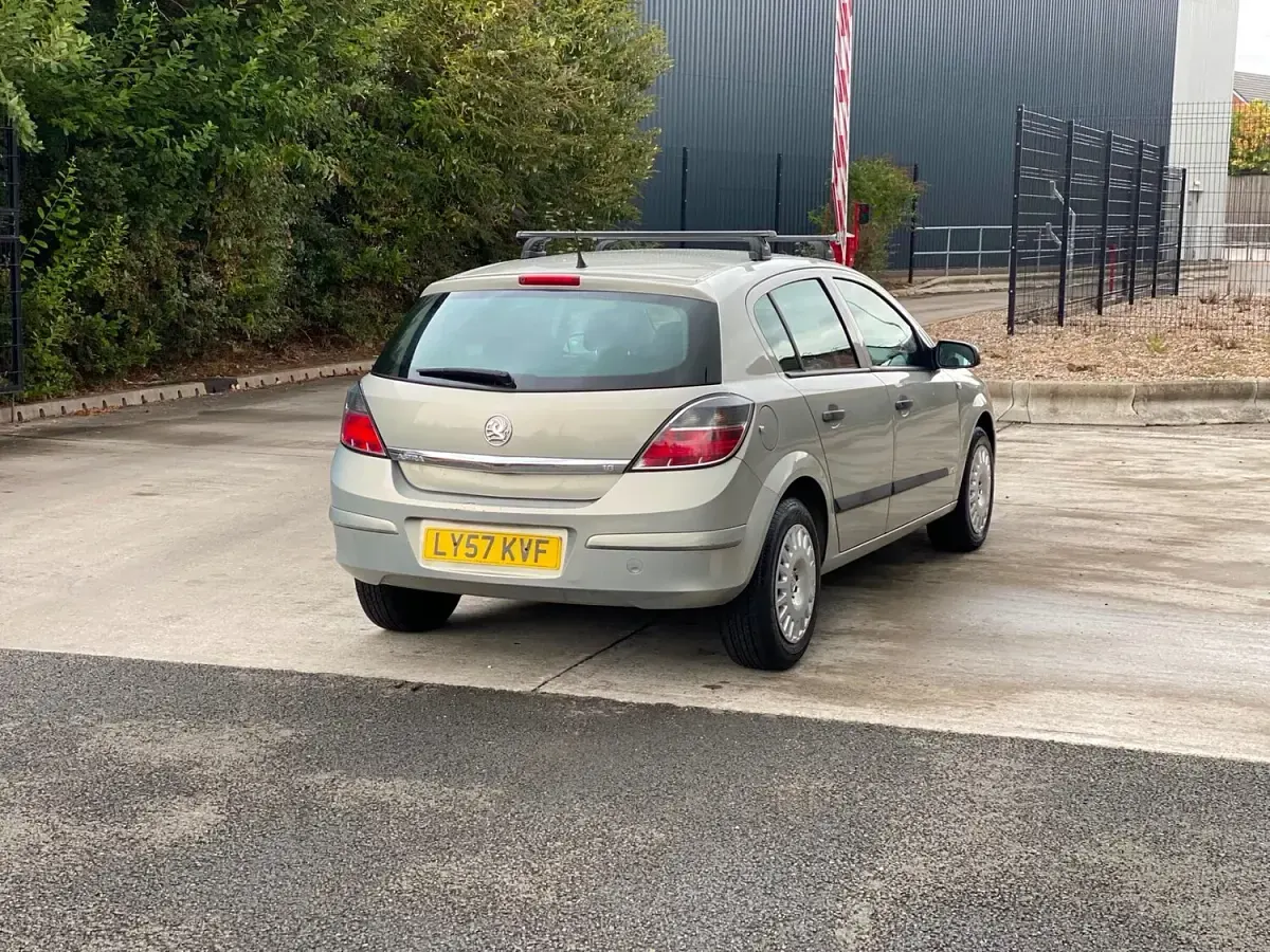 Used Vauxhall Astra 138 HP (101 kW) 2008 Beige Hatchback