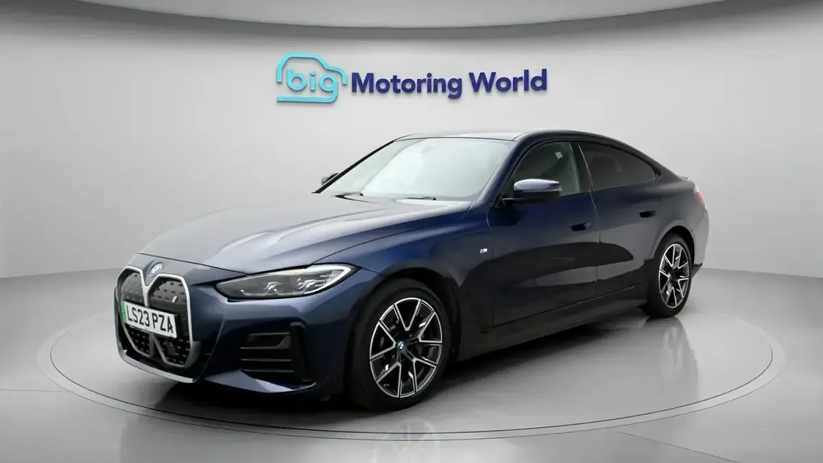 Begagnad BMW i4 M Sport 250 kW (340 HK) 2023 Blå Sedan
